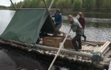 Grupa przyjaciół pokonała na prostej tratwie skandynawską rzekę. Nagrali film pokazujący podróż (wideo)