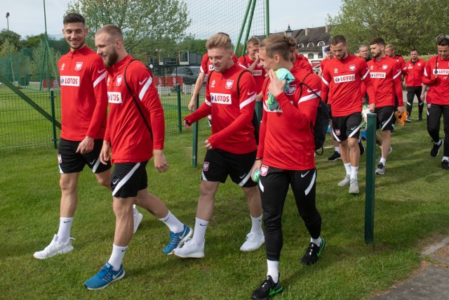 Reprezentacja Polski w poniedziałek, 24 maja rozpoczęła zgrupowanie przed Euro 2020. Na pierwszym treningu o godz. 17 było 21 z 27 zawodników. Brakowało Łukasza Skorupskiego, Radosława Majeckiego, Arkadiusza Milika, Pawła Dawidowicza, Dawida Kownackiego i Grzegorza Krychowiaka. Jak udało nam się dowiedzieć, Milik do hotelu przyjedzie w nocy. Natomiast Krychowiak już jest, ale nie wyszedł na pierwszy trening. Zajęcia trwały ok. godziny i dwudziestu minut. Na wtorkowej konferencji prasowej będzie Jakub Moder. 



Zobaczcie zdjęcia z pierwszego treningu reprezentacji Polski w Hotelu Remes w Opalenicy --->