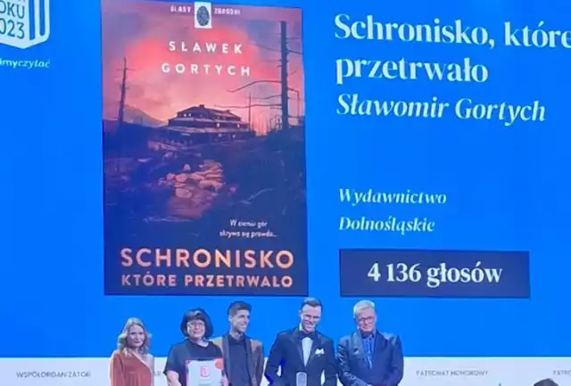 Sławek Gortych (drugi z prawej) i jego "Schronisko, które przetrwało" wygrało plebiscyt czytelniczy
