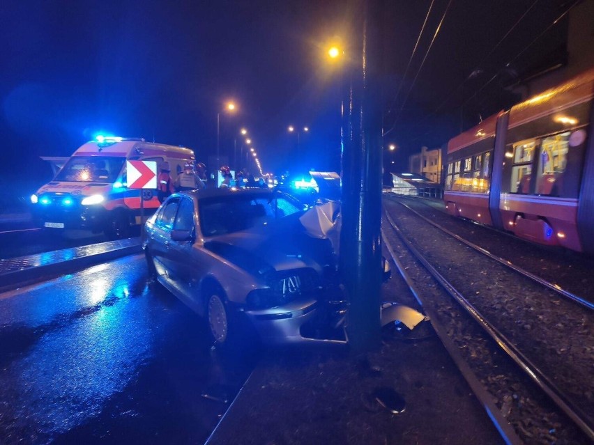 Wypadek obok OBI w Katowicach. Samochód osobowy uderzył w słup trakcyjny  na ul. Kościuszki