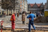 Trwa próbne układanie nawierzchni na Długim Targu. Czy nowa kostka zyska akceptację pomorskiego konserwatora zabytków?