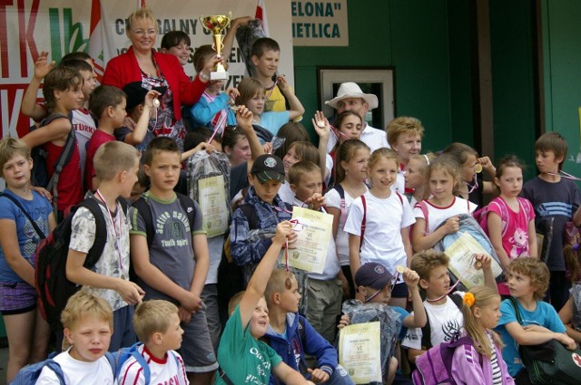 Dyrektor Teresa Korbik na zawodach dla uczniów szkół (TKKF Sieraków, 11 czerwca 2011 roku)