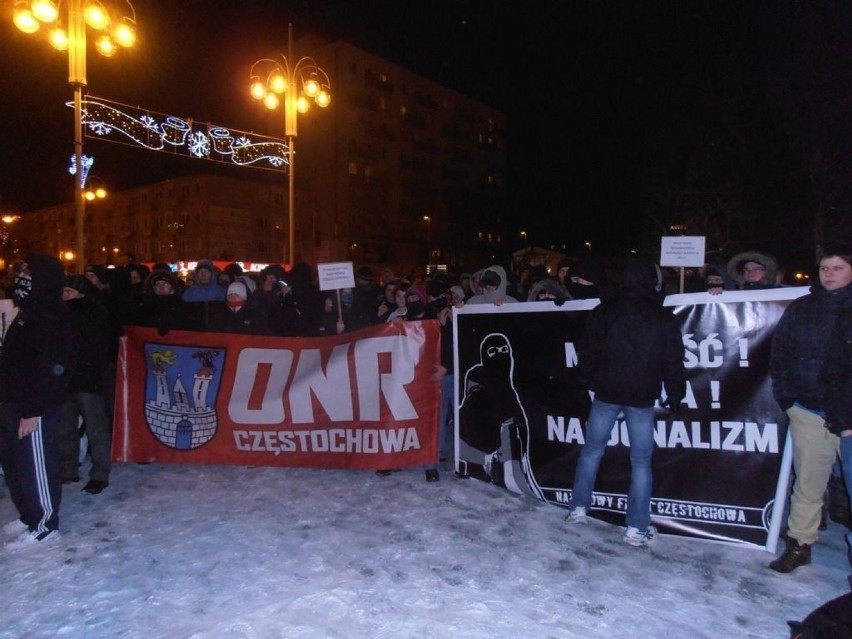 Na pl. Biegańskiego, protestujący ustawili się w kole...