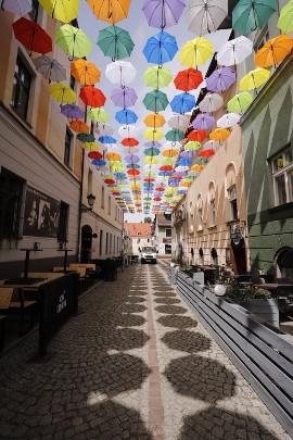 Kolorowe parasolki wiszą nad Bankową. Nowa atrakcja Pszczyny. To będzie hit  Instagrama na lato 2021. Zobaczcie zdjęcia | Pszczyna Nasze Miasto