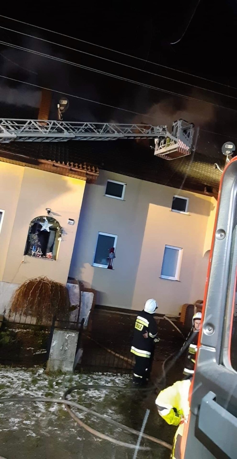 Po nocnym pożarze domu w Grzędzicach jest akcja pomocy pogorzelcom