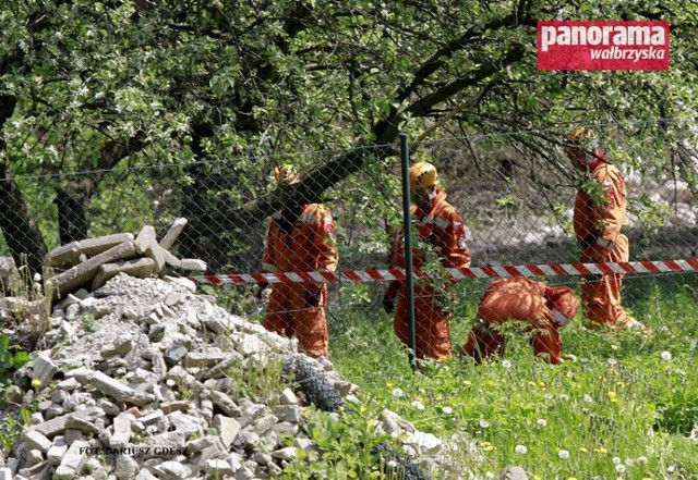 Strażacy ze Specjalistycznej Grupy Poszukiwawczo-Ratowniczej „Wałbrzych” przeszukują rumowisko po wybuchu na terenie fabryki w Mąkolnie