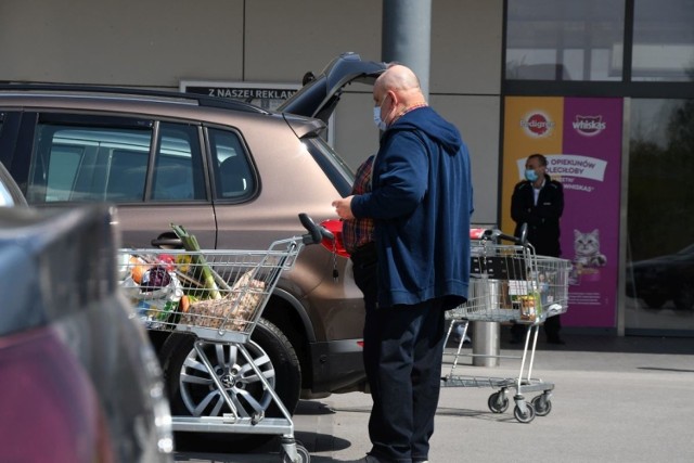 Mieszkańcy Jędrzejowa mimo panującej pandemii koronawirusa przed wielką majówką ruszyli do sklepów. Większość nosi maseczki, a sprzedawcy proponują przeróżne ich wzory i kształty.
W środę 29 kwietnia klienci chętnie kupują produkty spożywcze, owoce, warzywa a także sadzonki czy kwiaty na stoiskach ustawionych przy placu targowym, na "świeżym powietrzu".

Przypomnijmy, że przy zachowaniu wszelkich środków ostrożności i zasad bezpieczeństwa, na jędrzejowskim targowisku nieco poluzowano obostrzenia i oprócz produktów spożywczych, producenci mogą już sprzedawać sadzonki, kwiaty, nasiona i rozsady. Dzień targowy w Jędrzejowie przypada na czwartek. 

Zobacz na kolejnych slajdach Jędrzejów przed wielką majówką