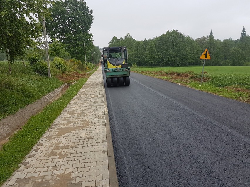 Przebudowa drogi w Pątnowie na finiszu. Jest już nowy asfalt [FOTO]