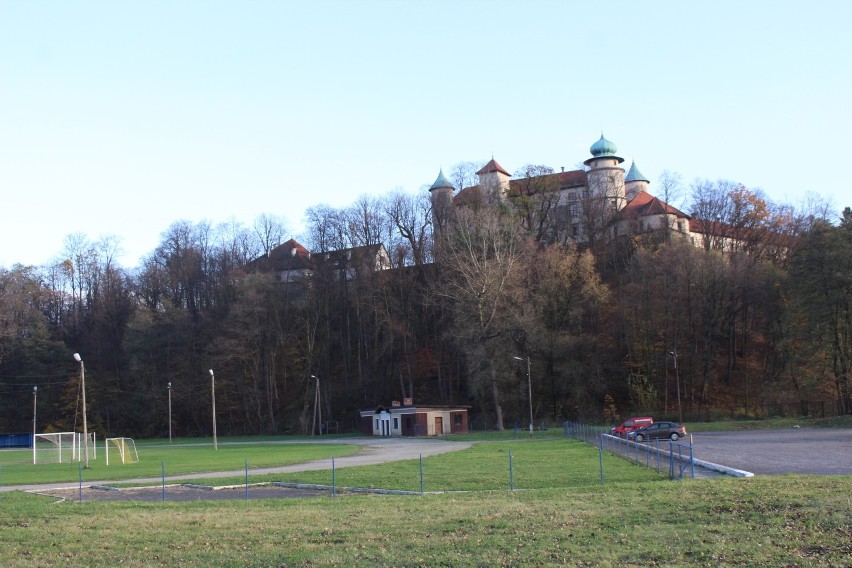 Nad stadionem Szreniawy Nowy Wiśnicz góruje zamek...