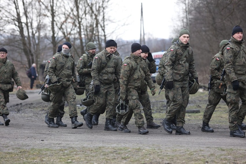 Szkolenie cywili w koszarach 16 Brygady Powietrznodesantowej...