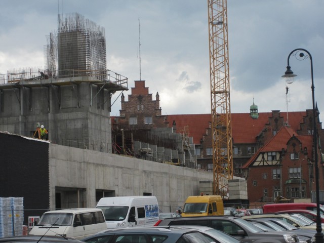 Każdego dnia na budowę do Gdańska przyjeżdża 45 tirów z ładunkiem 11 tys. cegieł każdy - obliczyli w NDI.