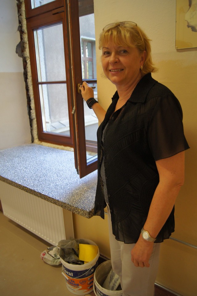 Halina Pasternak, dyrektorka ZSO nr 2 przy jednym z nowych okien. W całej szkole wymienionych zostanie ich w sumie 99