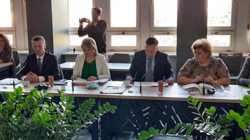 Radni miejscy z Radomska znów obradują w sali urzędu miasta w Radomsku. ZDJĘCIA