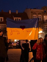 WRZEŚNIA SOLIDARNA Z UKRAINĄ - na rynku zgromadzili się mieszkańcy z wymownymi transparentami [FOTO]