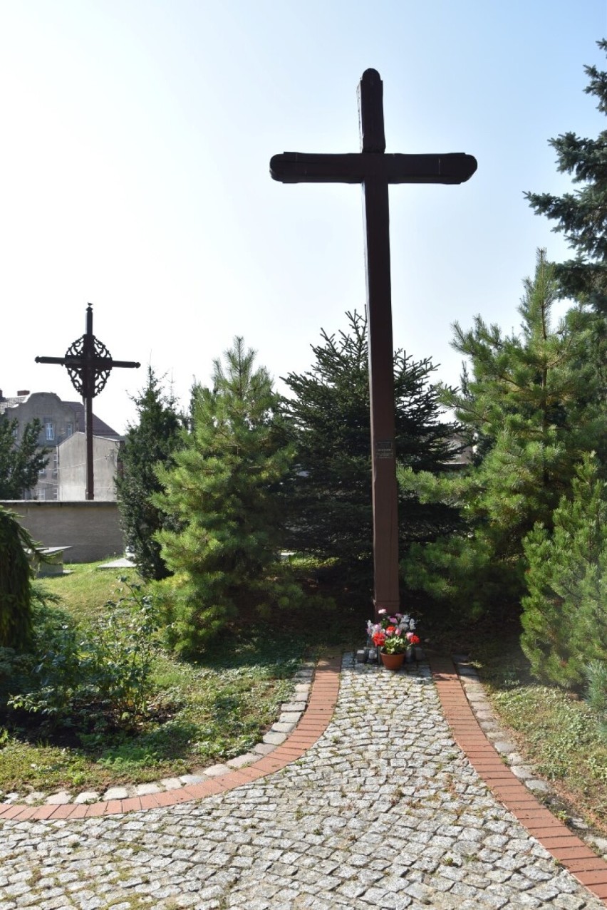 Śladami Księdza Antoniego Arasmusa. Członkowie Stowarzyszenia Krąg Arasmusa w Kiełpinie odwiedzili miejsca związane z Wielkim Kapłanem