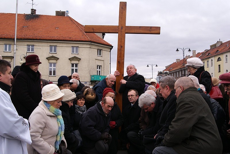 Kalisz: Ulicami miasta przeszła tradycyjna Droga Krzyżowa. ZOBACZ FILM i ZDJĘCIA