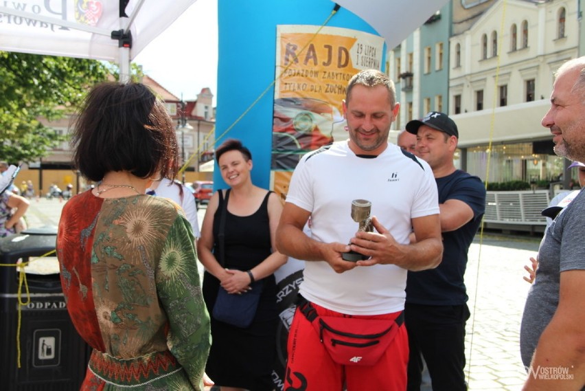 Uczestnicy Rajdu Pojazdów Zabytkowych zatrzymali się w...