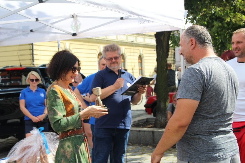 Uczestnicy Rajdu Pojazdów Zabytkowych zatrzymali się w...