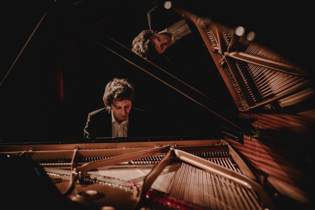 Rafał Blechacz wykonał w Kąśnej Dolnej utwory Fryderyka Chopina na najnowszym nabytku Centrum Paderewskiego. To fortepian koncertowy klasy mistrzowskiej marki Seinway & Sons
