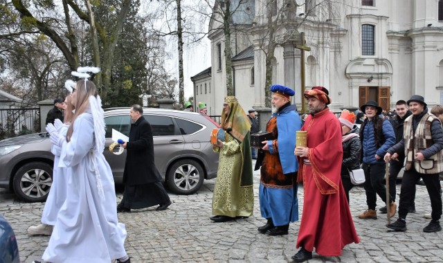 Orszak Trzech Króli wyruszył sprzed kościoła pw. Rozesłania św. Apostołów w Chełmie.