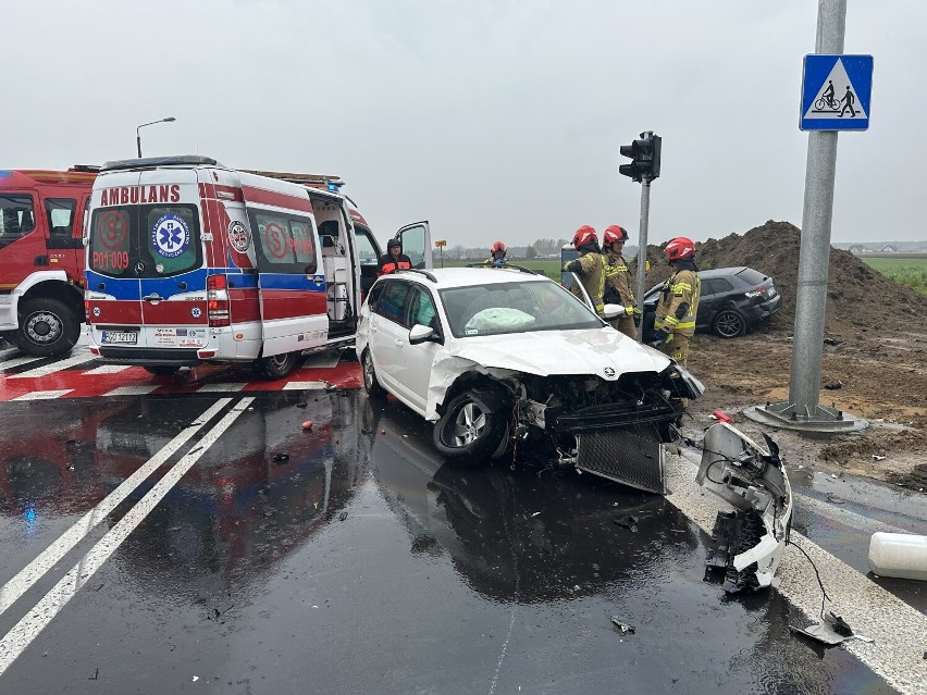 Poważny wypadek na obwodnicy Grodziska Wielkopolskiego. Dwie osoby przewieziono do szpitala!
