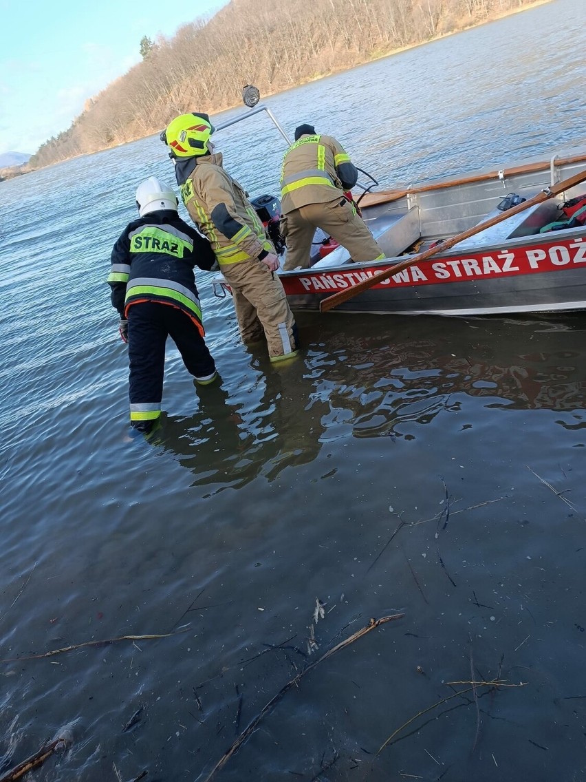 Listopadowy wypad rowerem wodnym na górskie jezioro zakończył się dramatem. Strażacy ratowali mężczyznę z toni zalewu Klimkówka