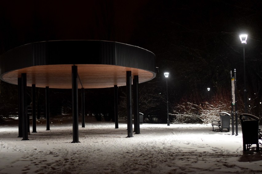 Zobaczcie zdjęcia z zimowej nocy w odnowionym niedawno parku...