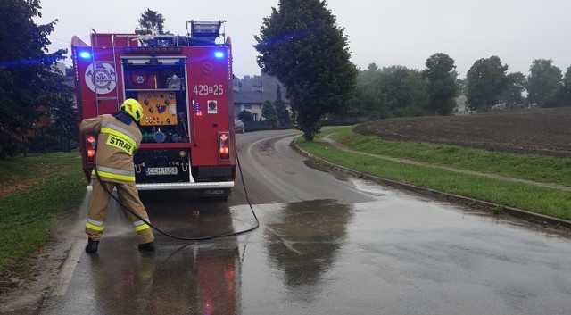 Strażacy z OSP Kijewo Królewskie usuwali błoto na jezdni w Bajerzu