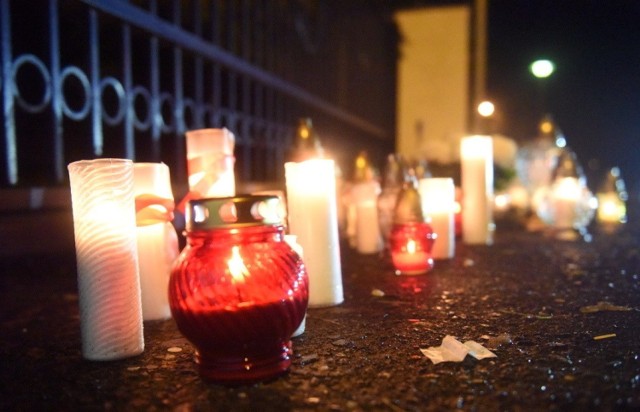 Wieczór (1 listopada) w Zielonej Górze, a pod cmentarz komunalny co jakiś czas podjeżdżają ludzie, by zostawić symbolicznie pod bramą nekropoli kwiaty i zapalić znicze.