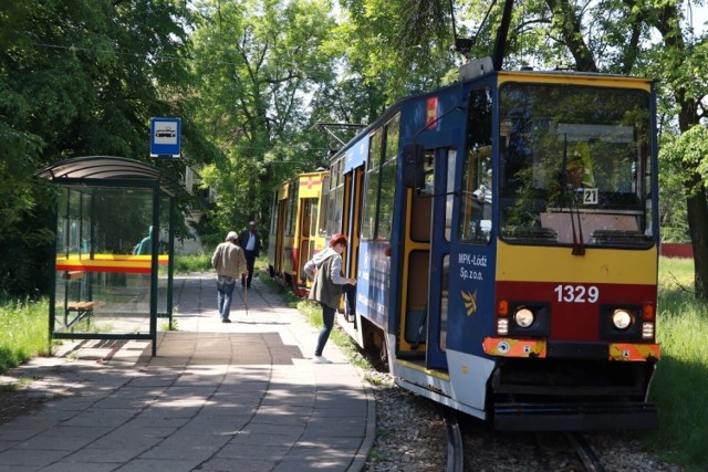 Starsza pasażerka z Łodzi ma problem z wsiadaniem do tramwaju na pętli przy ul. Chochoła. Już cztery lata walczy o podwyższenie peronu!
 
CZYTAJ DALEJ>>>
.