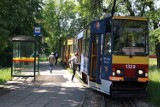 Trudno wsiąść do tramwaju na pętli przy ul. Chochoła w Łodzi. Seniorka cztery lata walczy o podwyższenie peronu 