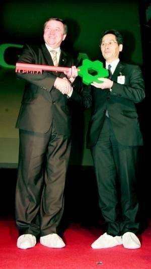 Yuji Komori (z prawej) wręczył Ryszardowi Pacholikowi symboliczny klucz do fabryki  Fot. Janusz Wójtowicz