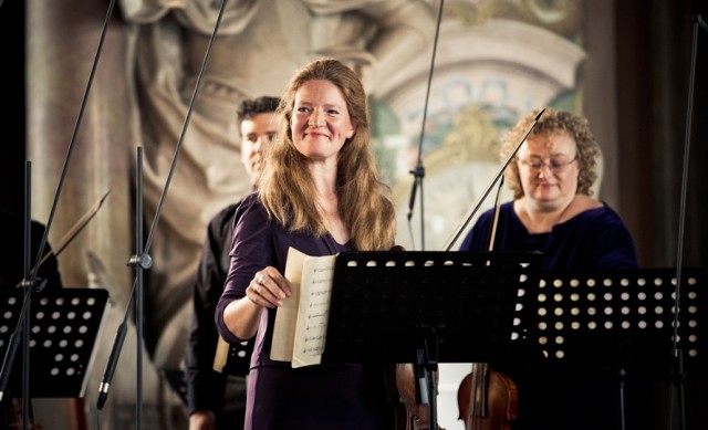 Rachel Podger (w środku) i Brecon Baroque na koncercie