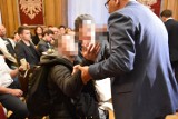 Podczas spotkania PiS mężczyzna padł na kolana przed ministrem     