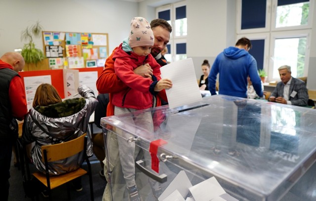 Woj. lubelskie poszło do urn. Trwają wybory parlamentarne i referendum.