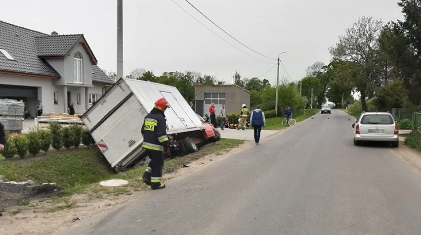 Wypadek gmina Cedry Wielkie. W wyniku zderzenia auto dostawcze wpadło do rowu i uszkodziło skrzynkę elektryczną