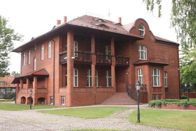 Willa przy ul. Stefana Batorego w Chorzowie. 

Wybudowana została w 1906 roku w stylu secesyjnym według projektu Ignatza Grunfelda. Pierwotnie była to willa dyrektora Huty "Bismarck".