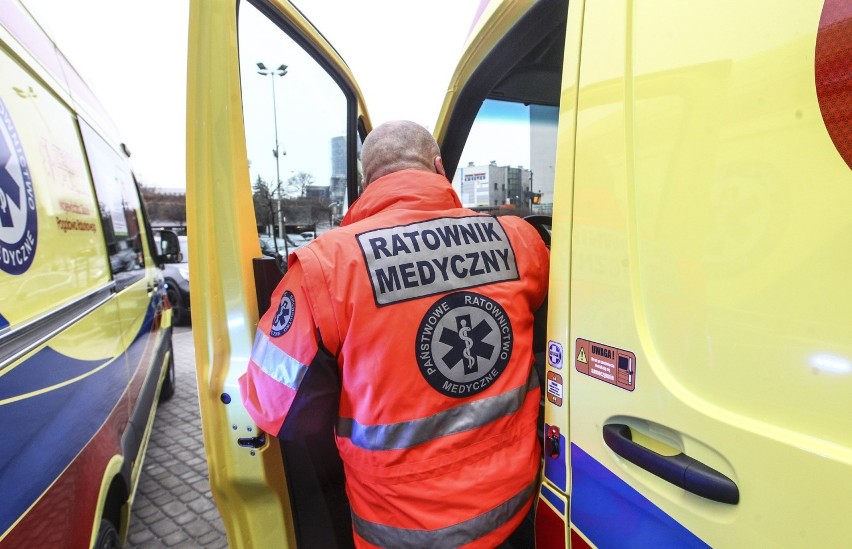 W Bobowicku niedaleko Międzyrzecza karetka przyjechała do kobiety z padaczką. 25-latek wycelował broń do lekarza