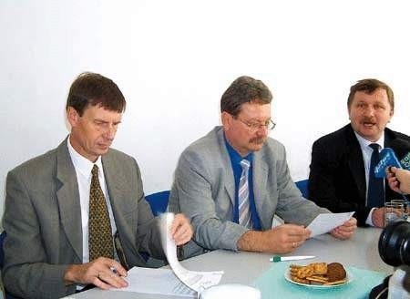 Ryszard Zembaczyński (pierwszy z lewej) podpisuje porozumienie między PO i PiS. To na tym spotkaniu ogłoszono, że będzie walczył o fotel prezydenta Opola. Fot. MAREK ŚWIERCZ