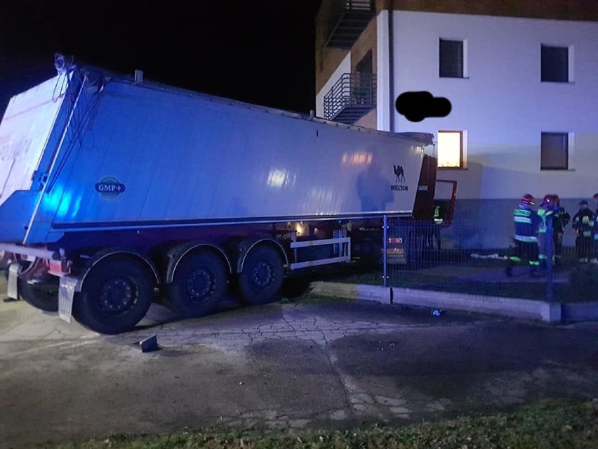 Wypadek w Łabiszynie: ciężarówka uderzyła w blok mieszkalny! [zdjęcia]