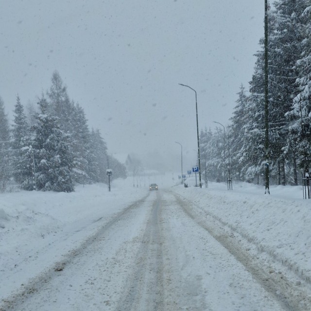 Trzy dni temu wystąpiły masowe opady śniegu. Tak zasypane drogi jak w Ustrzykach Dolnych były praktycznie wszędzie
