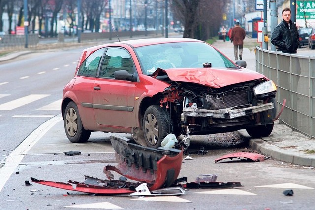 Czerwone renault zostało mocno uszkodzone.