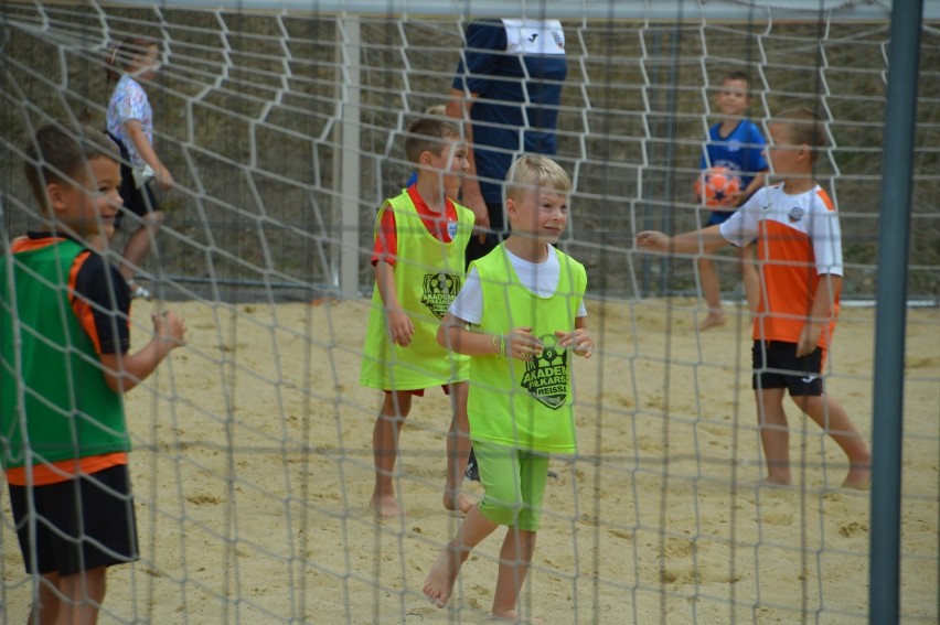 Na piaszczyste boisko wybiegli najmłodsi piłkarze [FOTO]
