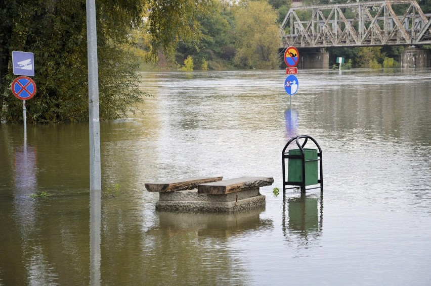 Wielka woda w Głogowie. Fala powodziowa przechodzi przez miasto