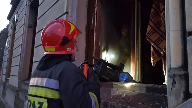 Śmiertelny pożar na Senatorskiej 25 w Łodzi. Nie żyje mężczyzna, który usnął z papierosem