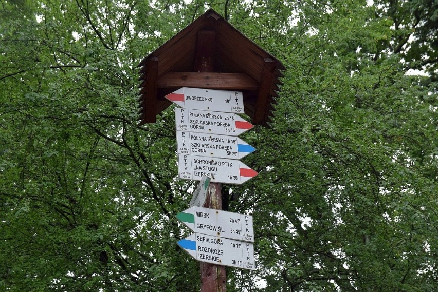 Węzeł szlaków przy parku zdrojowym w Świeradowie-Zdroju