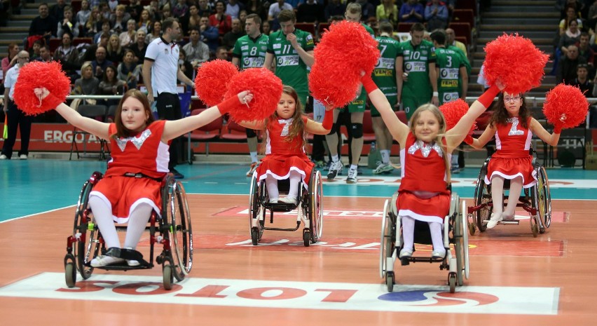 Cheerleaders Trefl Pomorze tańczą na wózkach inwalidzkich [ZDJĘCIA]
