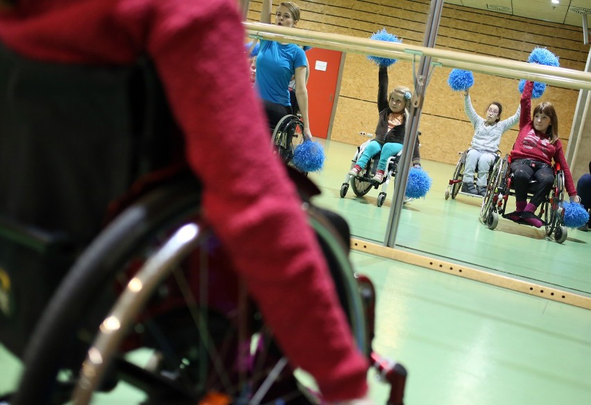 Cheerleaders Trefl Pomorze tańczą na wózkach inwalidzkich [ZDJĘCIA]