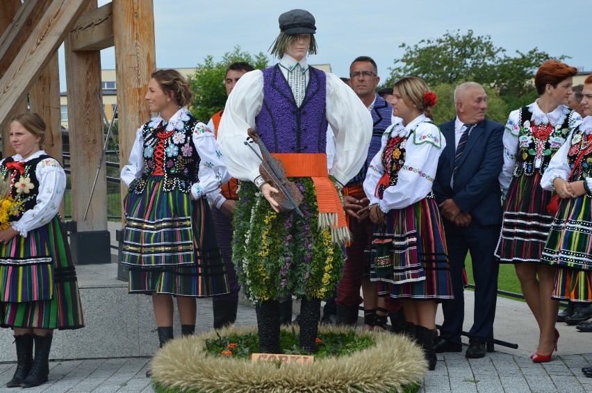 Dożynki 2022 w powiecie tomaszowskim. Za plony podziękują w Rokicinach i Rzeczycy. Jak w tym roku wyglądają wieńce dożynkowe?