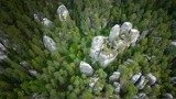 Skalne Miasto w Czechach: niesamowita przygoda wśród skalnego labiryntu. Gdzie się znajduje ta popularna atrakcja i jak tam dojechać?